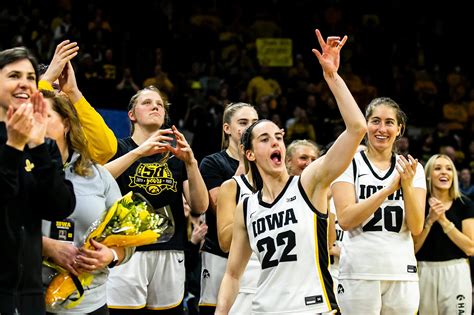 favorite to win women's ncaa basketball.